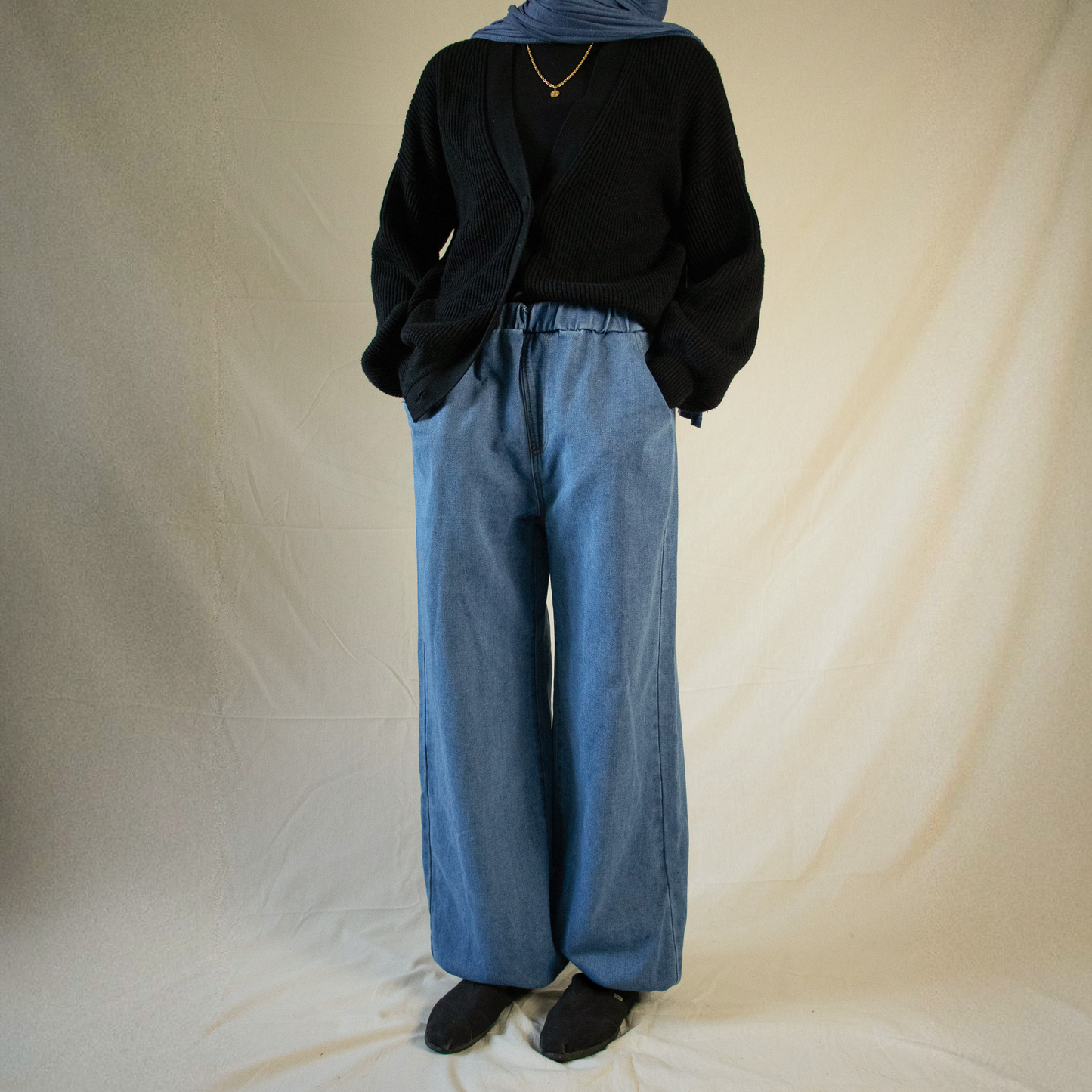 Oversized blue balloon jeans with elastic waist