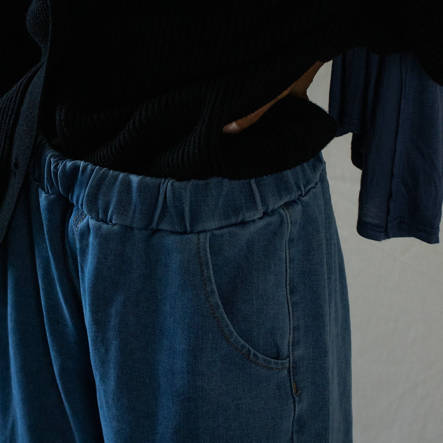 Oversized blue balloon jeans with elastic waist