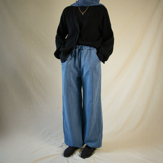 Oversized blue balloon jeans with elastic waist