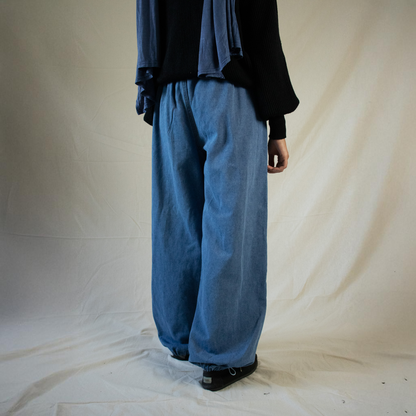 Oversized blue balloon jeans with elastic waist